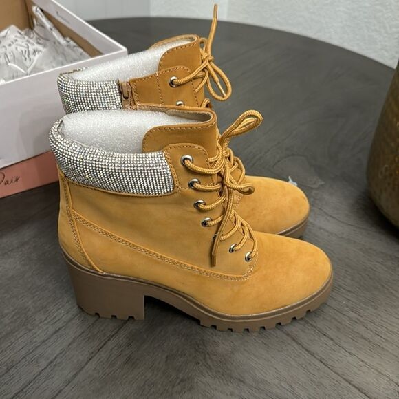 Wild Pair Bentli Lug Sole Booties - Picture 6 of 8